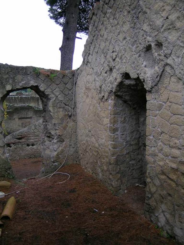 Ins. Or. II, 1, Herculaneum. December 2008. South-west corner of rear room.
Photo courtesy of Nicolas Monteix.